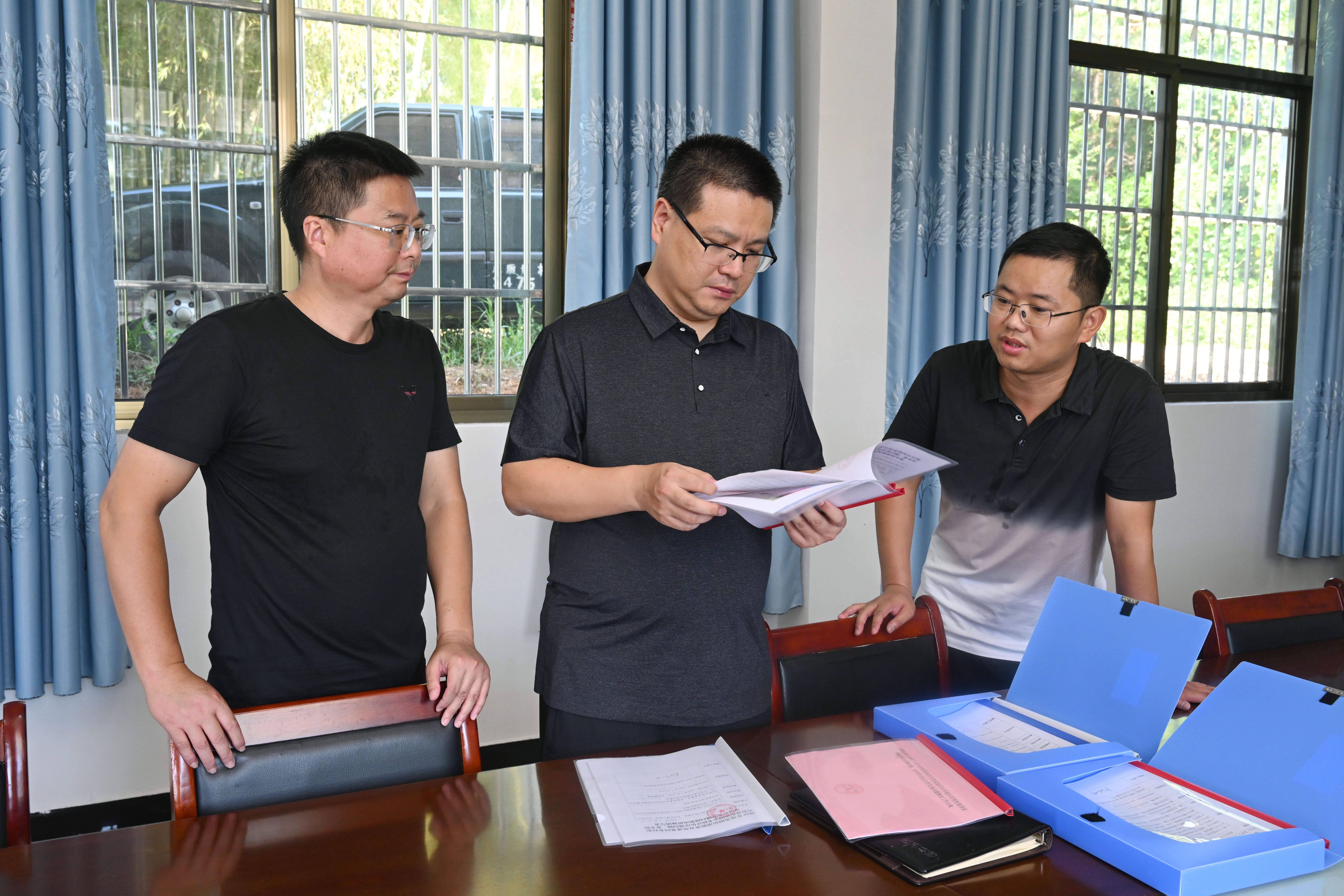 區(qū)委書記彭敏群深入瑤圩鄉(xiāng)、紅光墾殖場調(diào)研